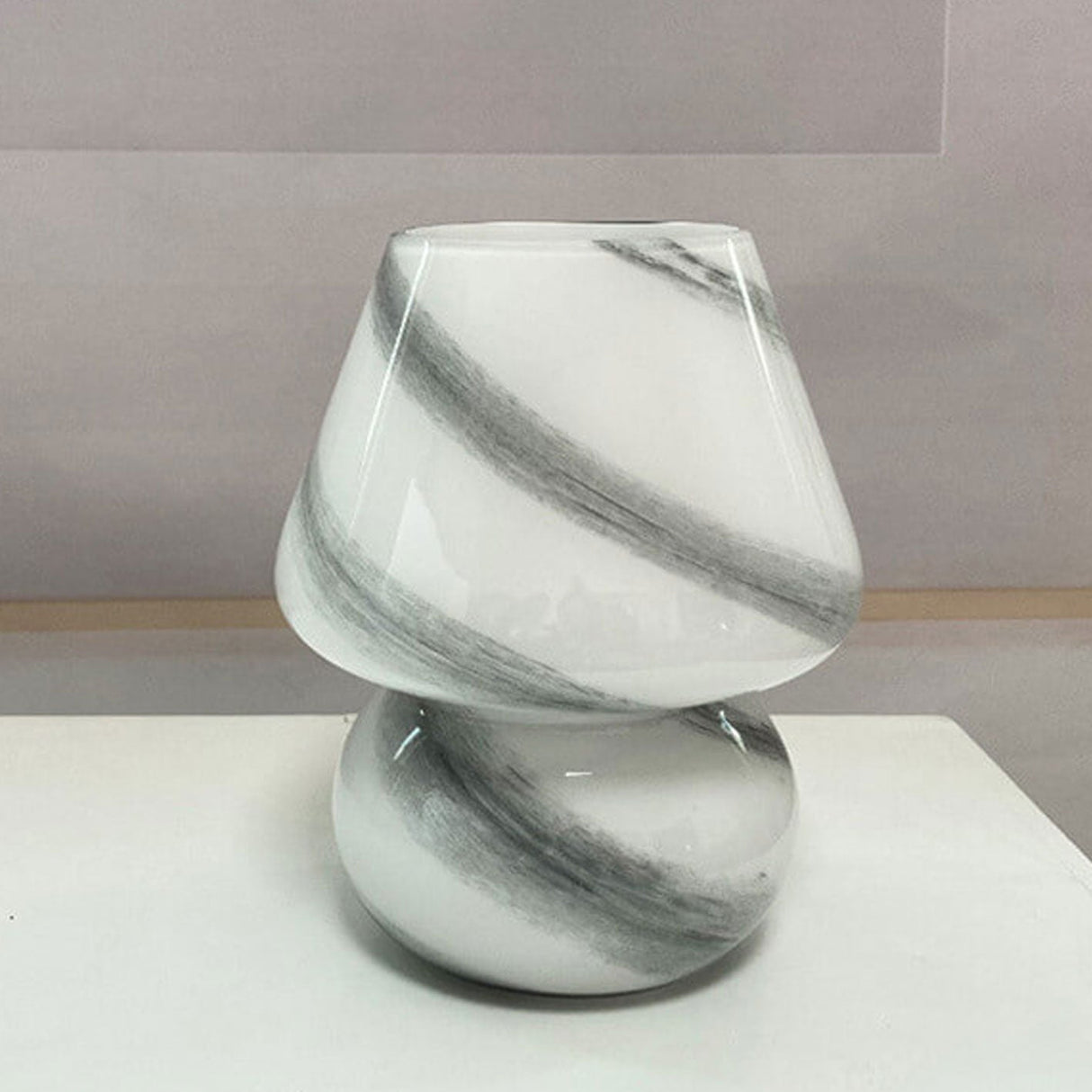 CosmoGlow Handgjord glasbordslampa – Planetinspirerad elegans MILA Sverige