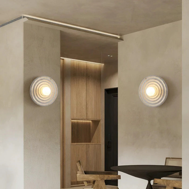 NovaHalo – Vägglampa i Wabi-Sabi Stil med Vågtextur Carvallo