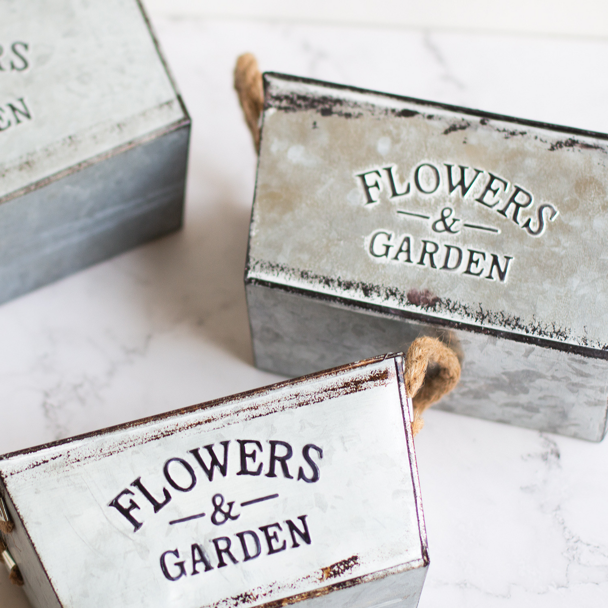 Dekorativ blomster- och trädgårdsbehållare i metall med hampasnörehandtag Carvallo