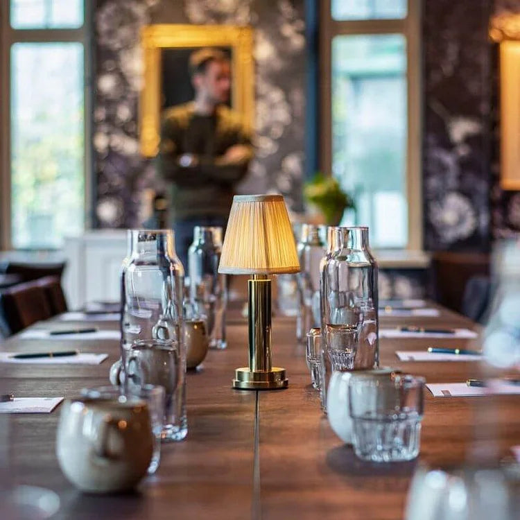 Elegant sladdlös LED Silk Touch bordslampa – modern elegans MILA Sverige