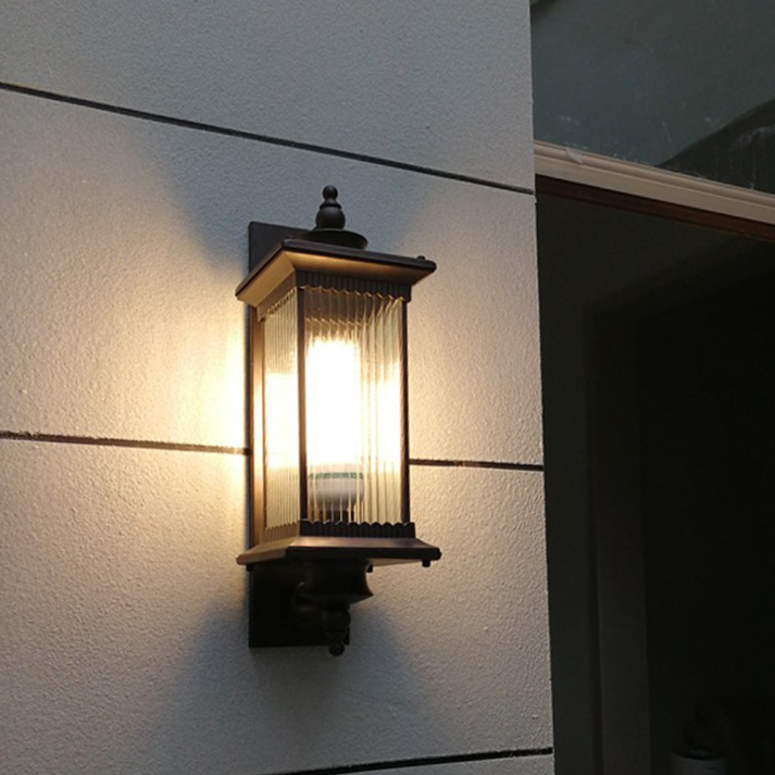 Utomhusvägglampa med rektangulär retrohölje Carvallo