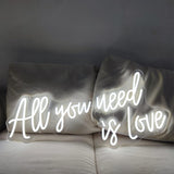 Neon skylt 'All You Need is Love' – Dekorativ LED väggbelysning för inomhusbruk Carvallo