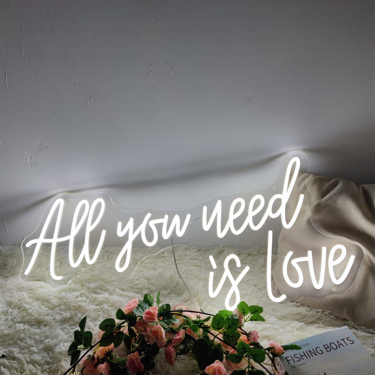 Neon skylt 'All You Need is Love' – Dekorativ LED väggbelysning för inomhusbruk Carvallo