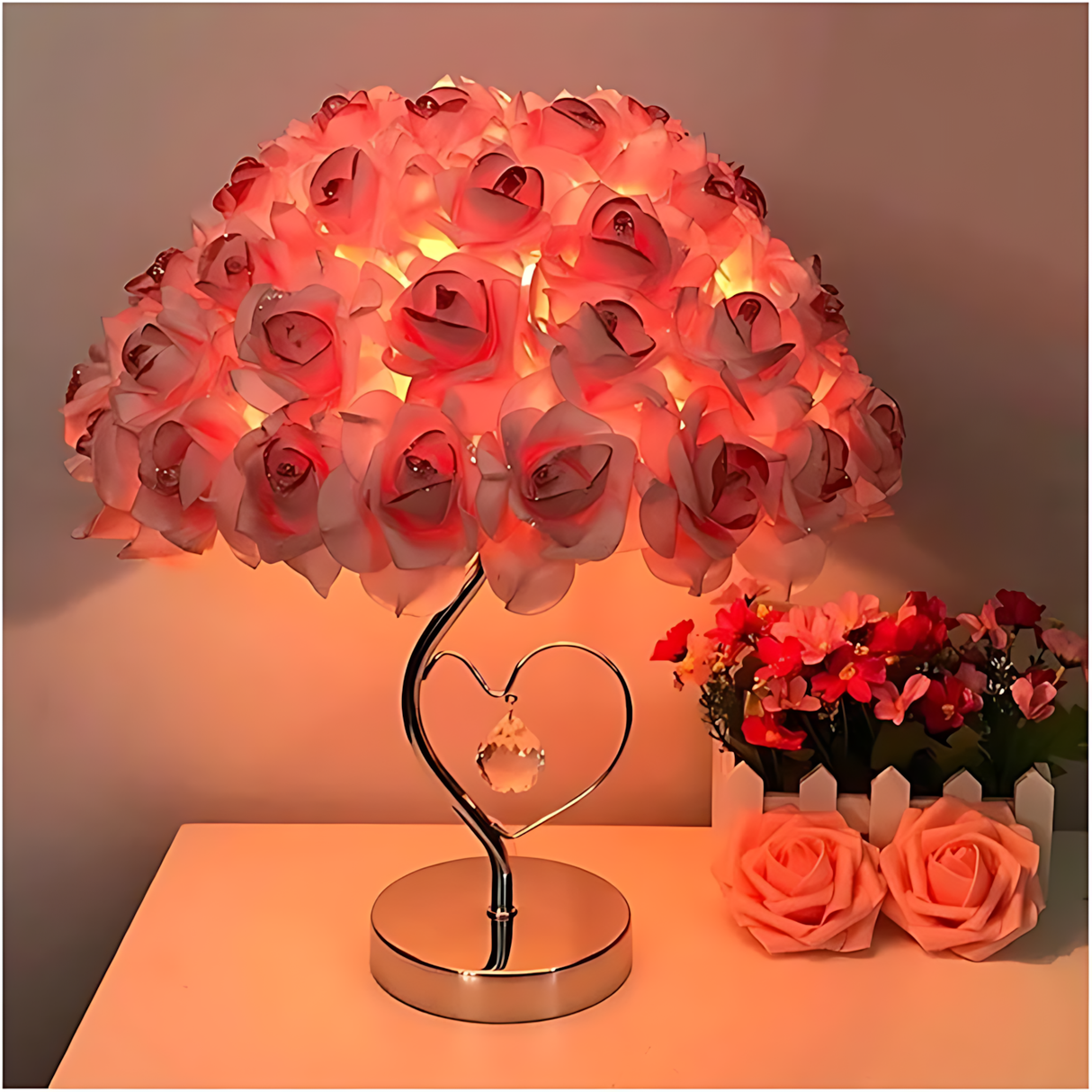 RoseGlow – Dekorativ lampa med elegant blommönsterdesign och stilren bas för alla rum Carvallo