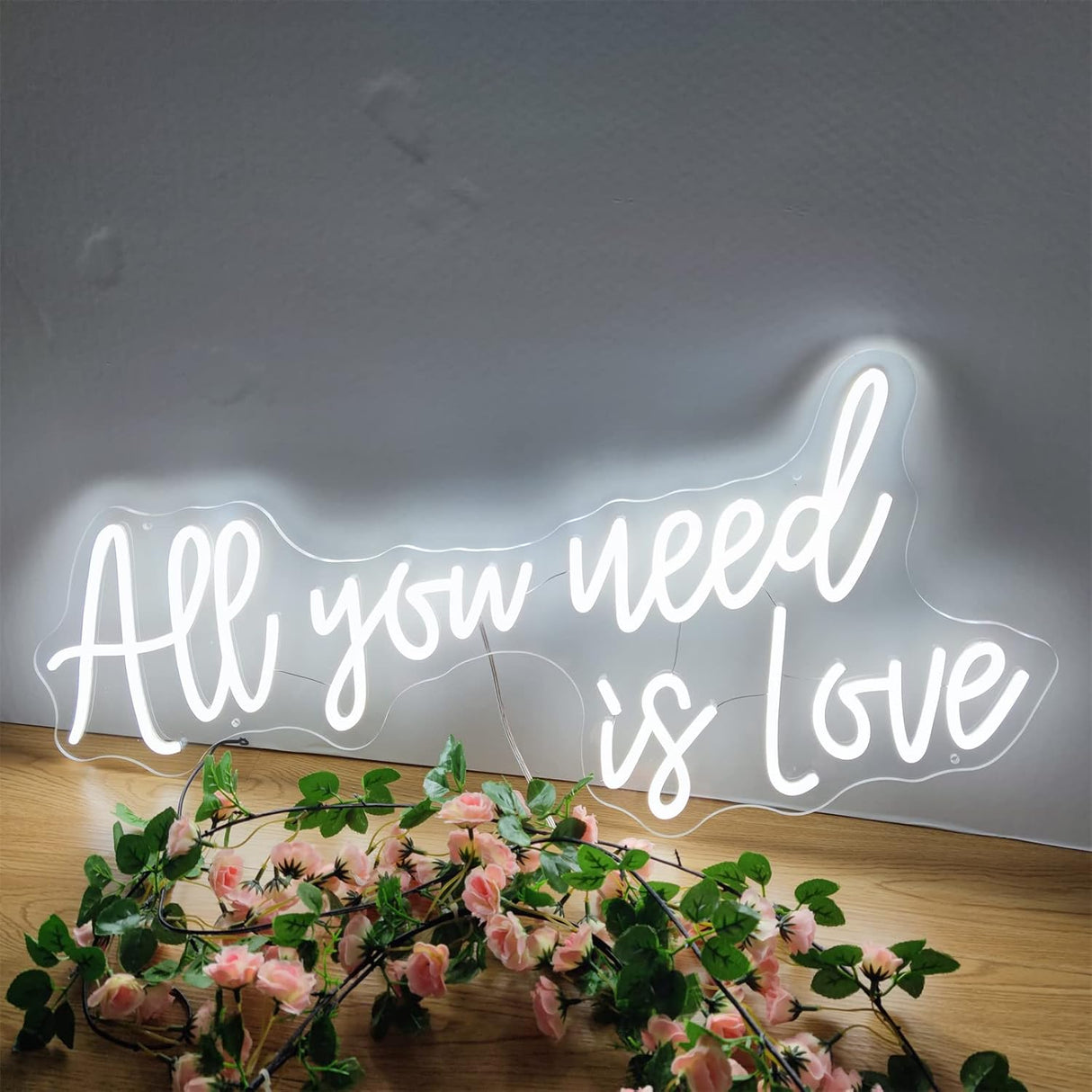 Neon skylt 'All You Need is Love' – Dekorativ LED väggbelysning för inomhusbruk Carvallo