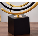 Luxe Globe - Handgjord metalskulptur med marmorbasis för modern inredning Carvallo