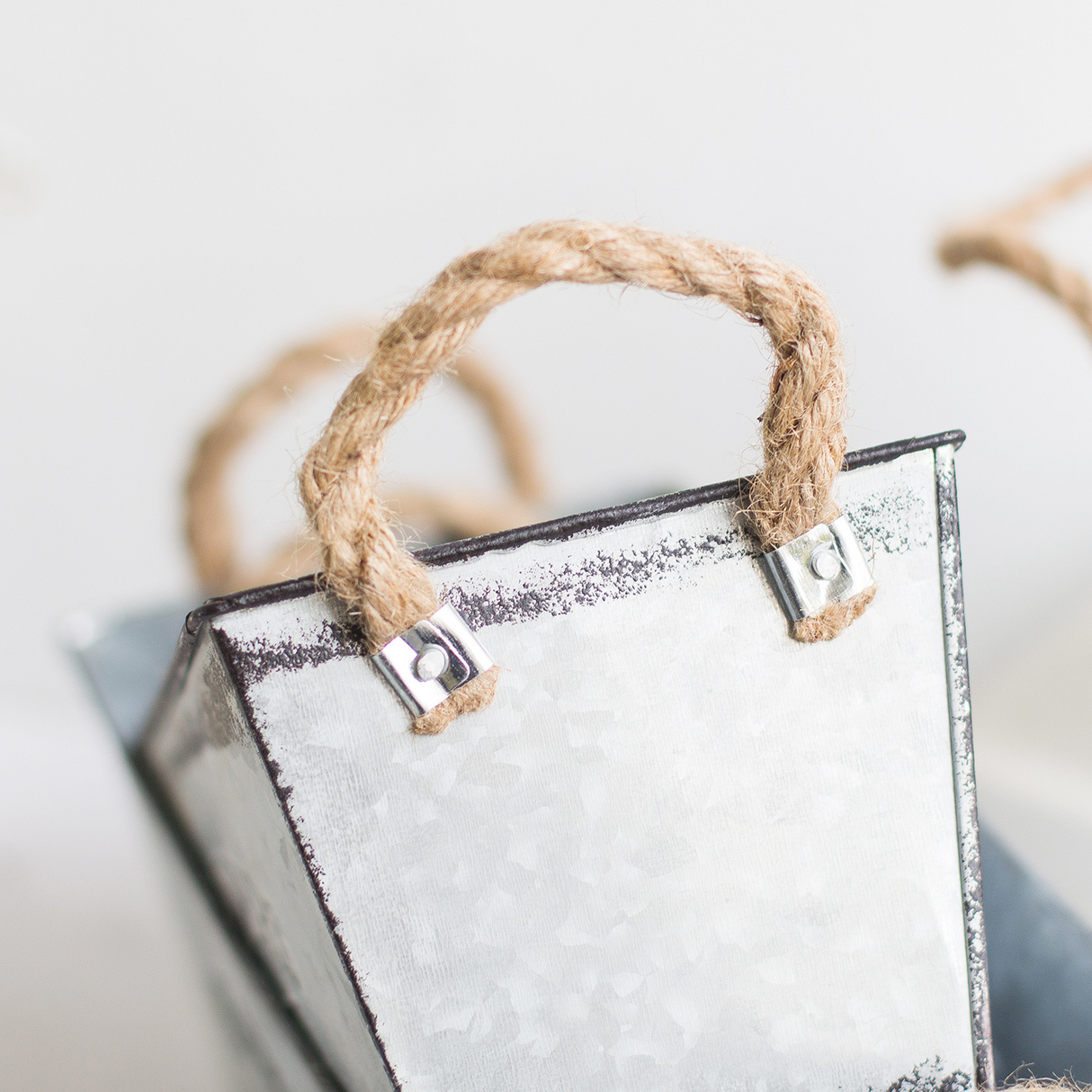 Dekorativ blomster- och trädgårdsbehållare i metall med hampasnörehandtag Carvallo