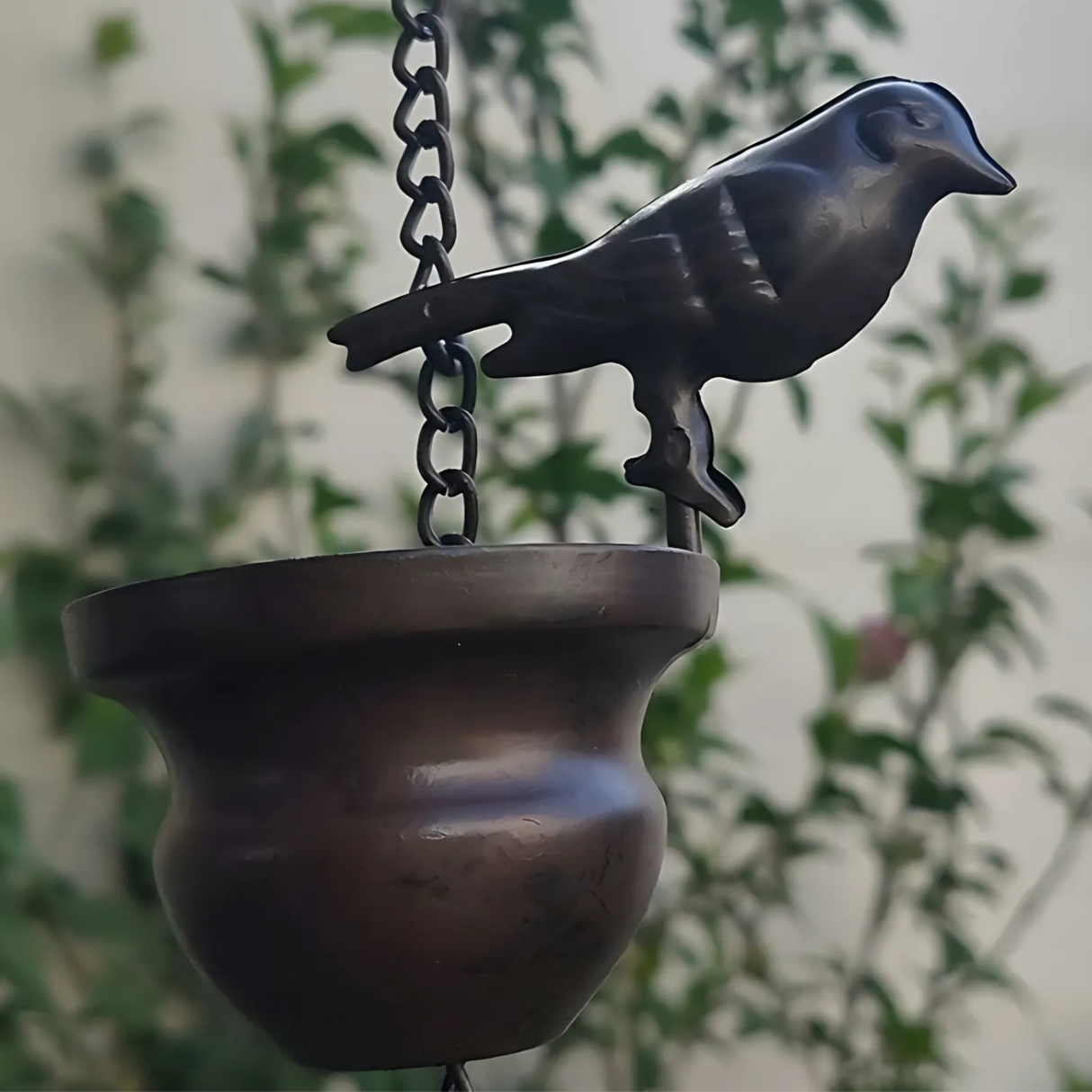 RainSong – Hängande regnkedja i metall för utomhusbruk med dekorativa fåglar och koppdetaljer MILA Sverige