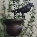 RainSong – Hängande regnkedja i metall för utomhusbruk med dekorativa fåglar och koppdetaljer MILA Sverige