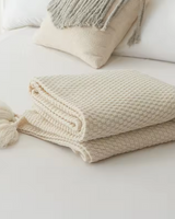 Carvallo Maison – Lyxig Stickad Filt med Subtila Fransen detaljer Carvallo