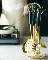 Éclat Gourmet – Lyxigt Kokkärlset med Guldfinish och Eleganta Detaljer Carvallo