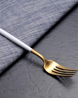 Carvallo Lumine – Lyxigt Bestickset med Guldaccenter och Matt Svarta Handtag Carvallo