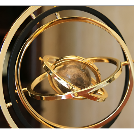 Luxe Globe - Handgjord metalskulptur med marmorbasis för modern inredning Carvallo