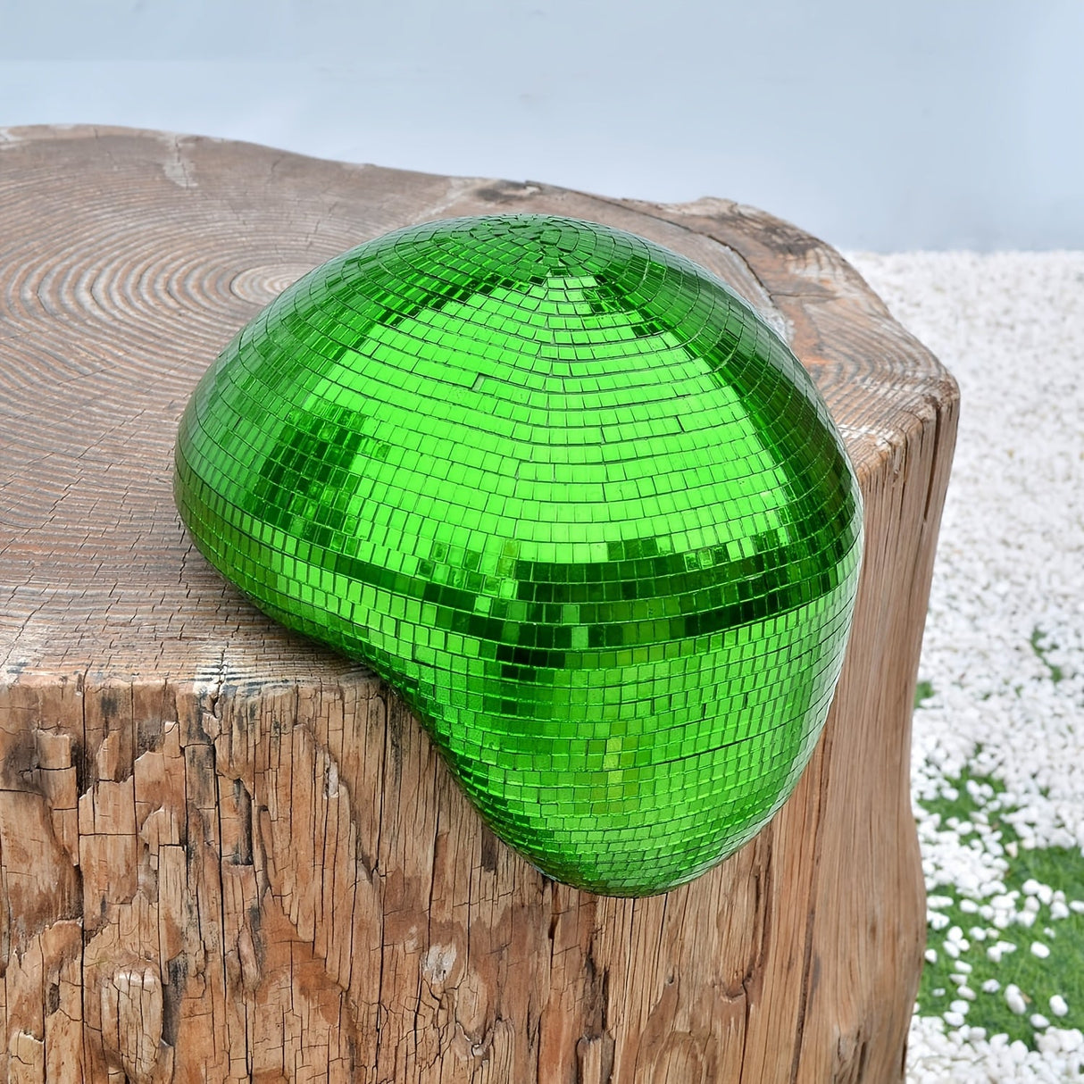 Skulptur av smält silverdiskoboll - Droppdekoration i speglat glas för modern heminredning MILA Sverige