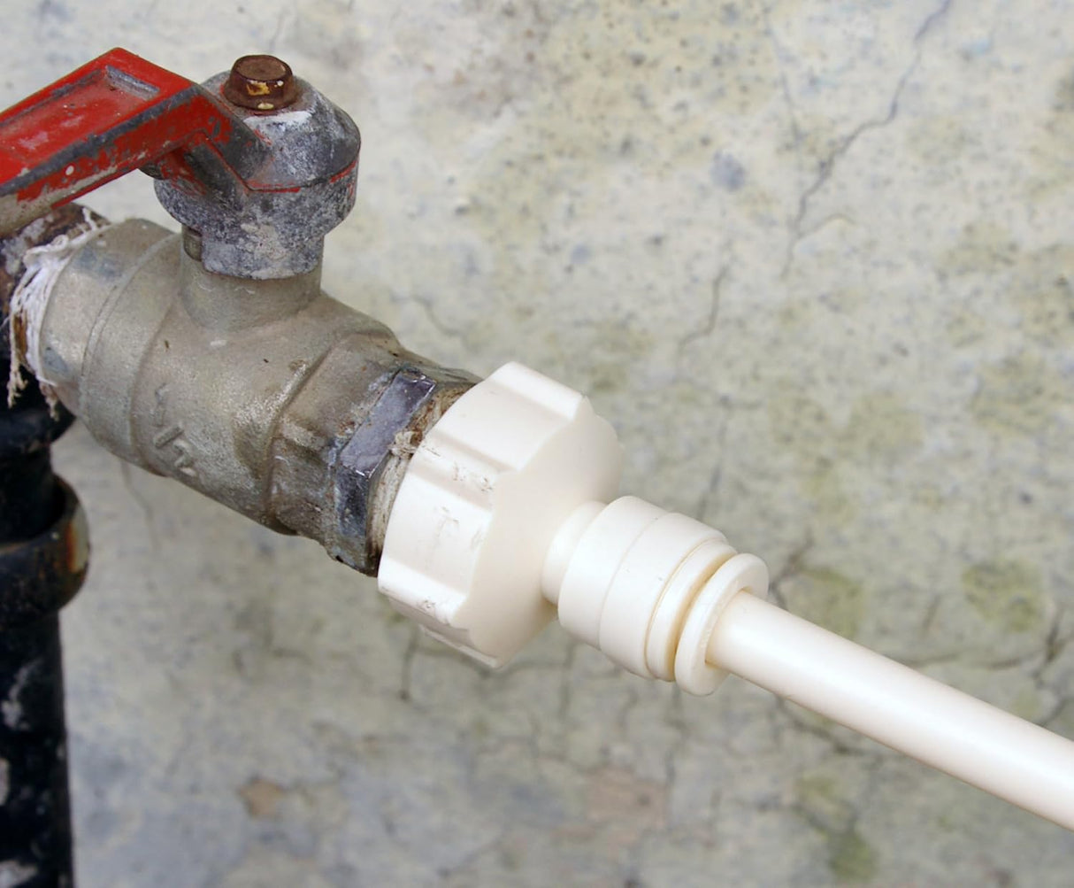 Sprinklersystem – Vattenslang med sprutmunstycken för svalkande uppfriskning i trädgården Carvallo