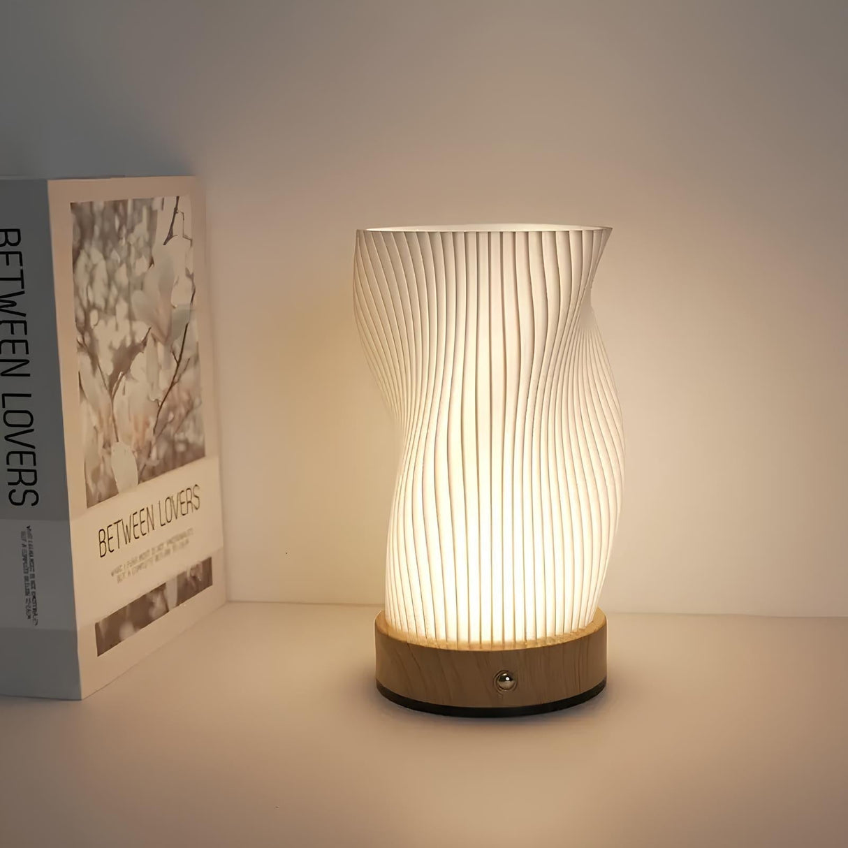 Serene Wave Dimmable Lamp – Skapa den Perfekta Atmosfären i Ditt Inre Carvallo