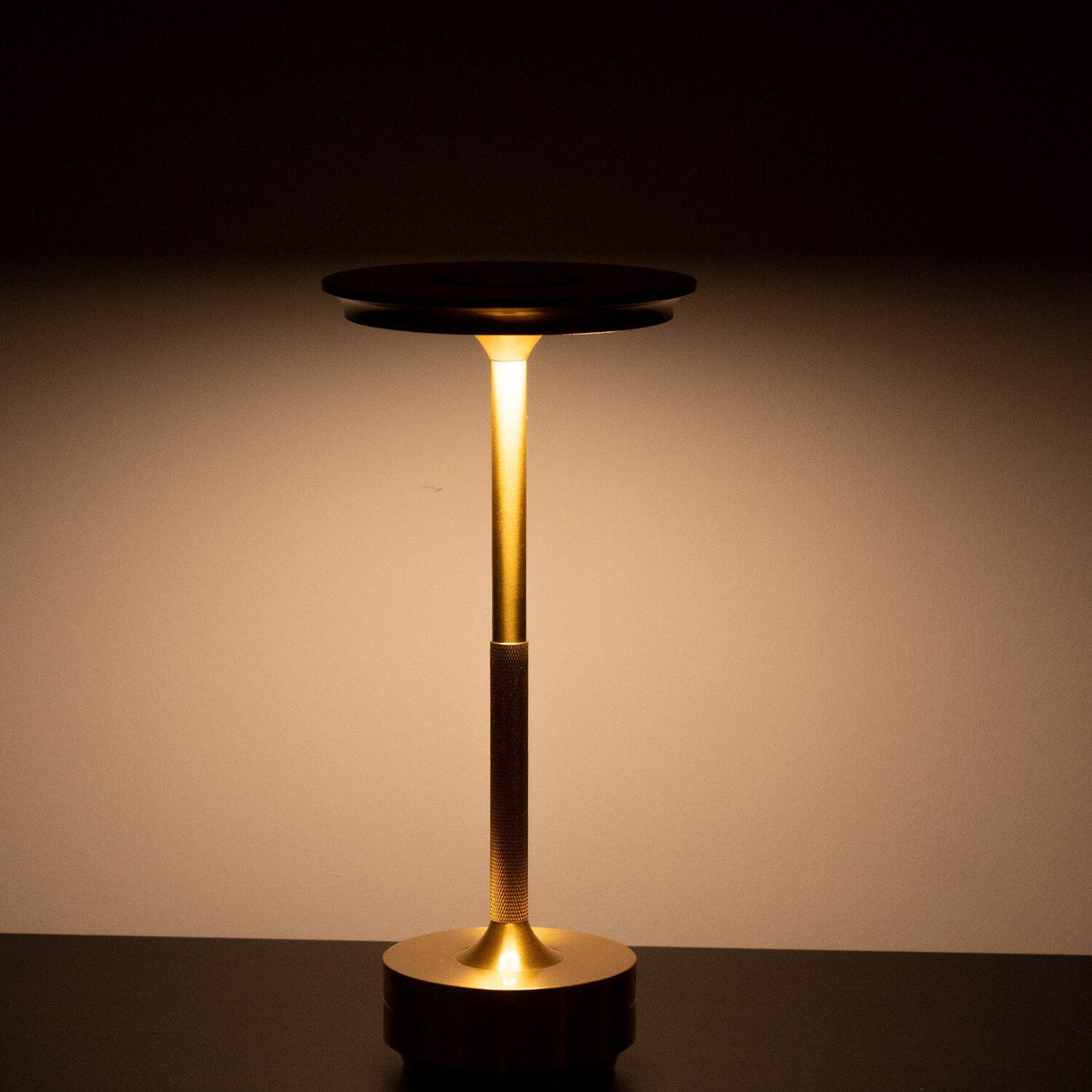 Ambient Metallic Trådlös Bordslampa Carvallo
