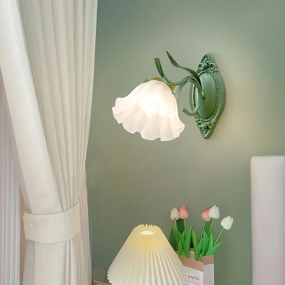 LilyGlow – Vägglampa med Blommönster Carvallo