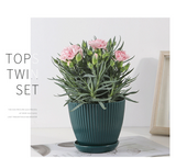 Blomkruka med ribbad struktur och bricka – Stabil plastkruka för växter Carvallo