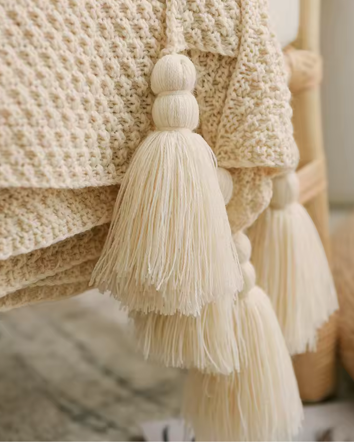 Carvallo Maison – Lyxig Stickad Filt med Subtila Fransen detaljer Carvallo