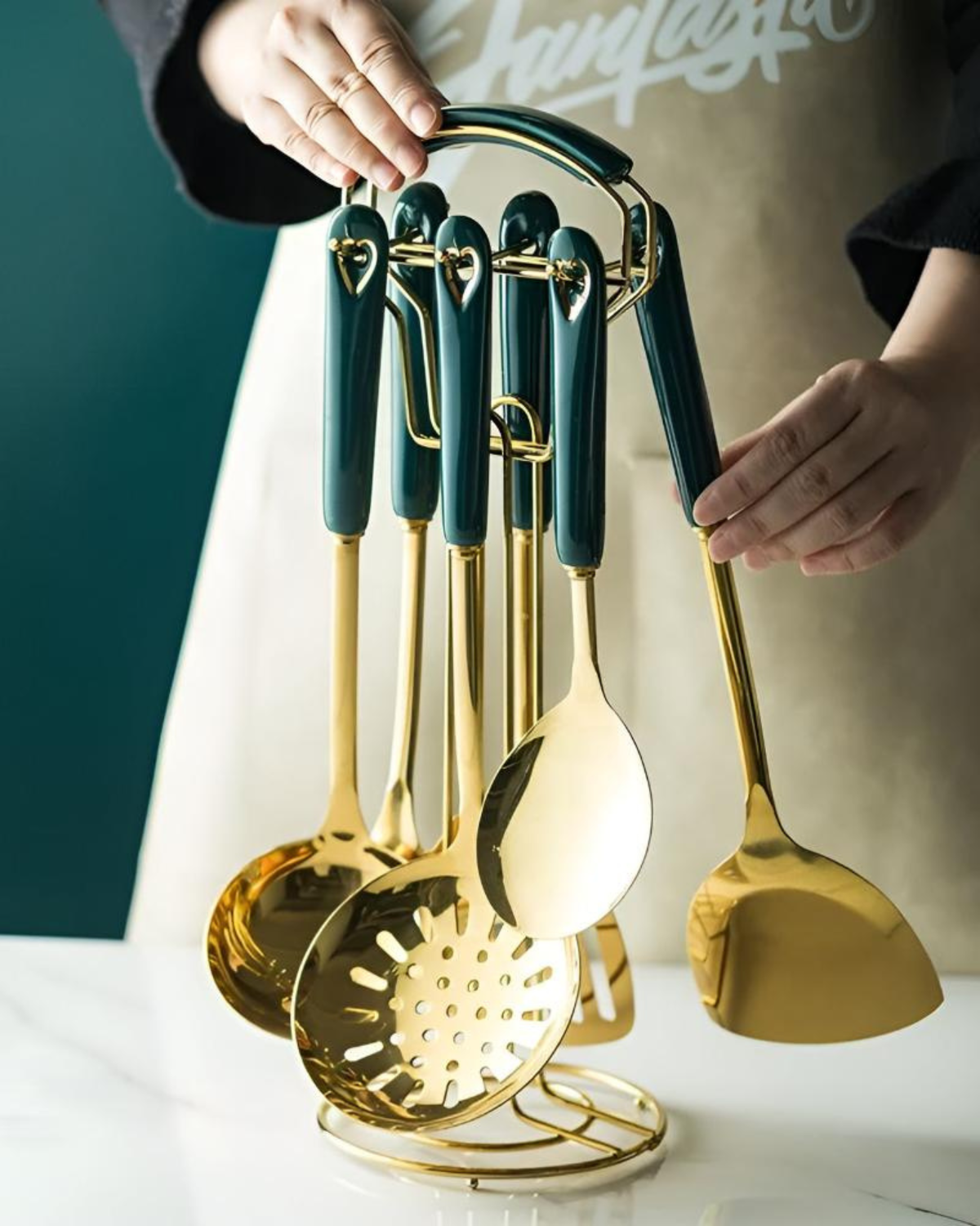 Éclat Gourmet – Lyxigt Kökstillbehör Set med Guld Finish & Smaragdgröna Handtag Carvallo