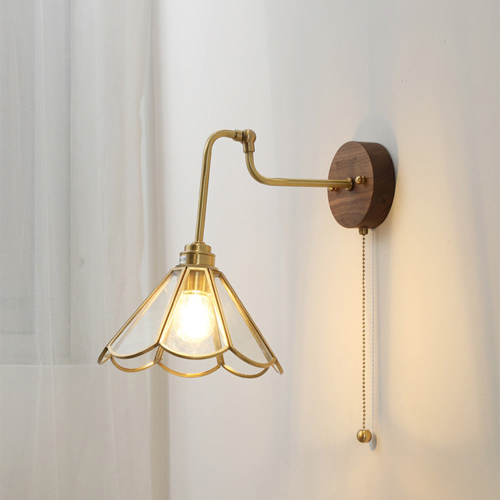 Vägglampa med vintage mässingsglashätta Carvallo