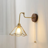 Vägglampa med vintage mässingsglashätta Carvallo