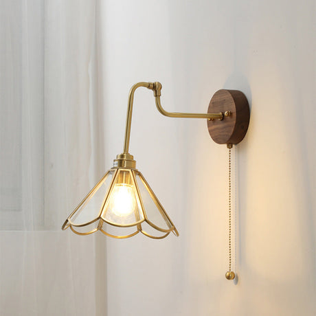 Vägglampa med vintage mässingsglashätta Carvallo