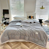 Lätt täcke för sommaren – Andas & Mångsidig | För soffa, säng & resor Carvallo