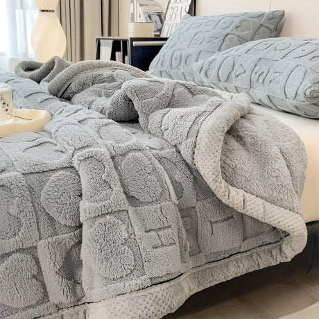 CozyJacquard Blanket - Ultra-mjukt korallfleecefilt med dubbelsidig hjärt- och bokstavsdesign Carvallo