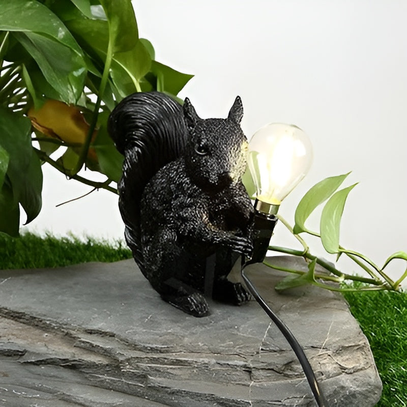 Bordslampa med ekorrfigur – Söt dekordetalj i nordisk design Carvallo