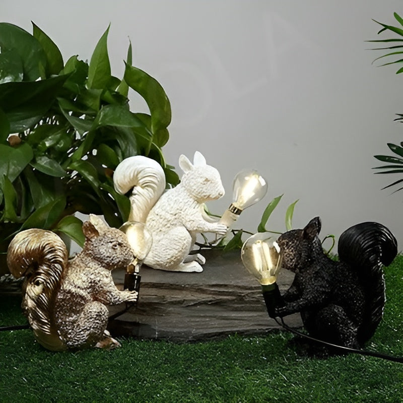 Bordslampa med ekorrfigur – Söt dekordetalj i nordisk design Carvallo