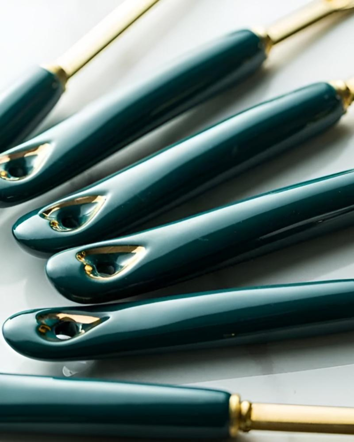 Éclat Gourmet – Lyxigt Kokkärlset med Guldfinish och Eleganta Detaljer Carvallo