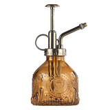 Präglad glasflaska med metallmunstycke – växtspruta för blommabesträckning i vintage-design Carvallo