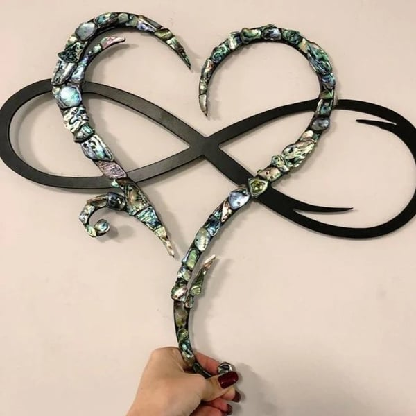 IronEcho – Handsmidd Väggskulptur med Infinity Heart MILA Sverige