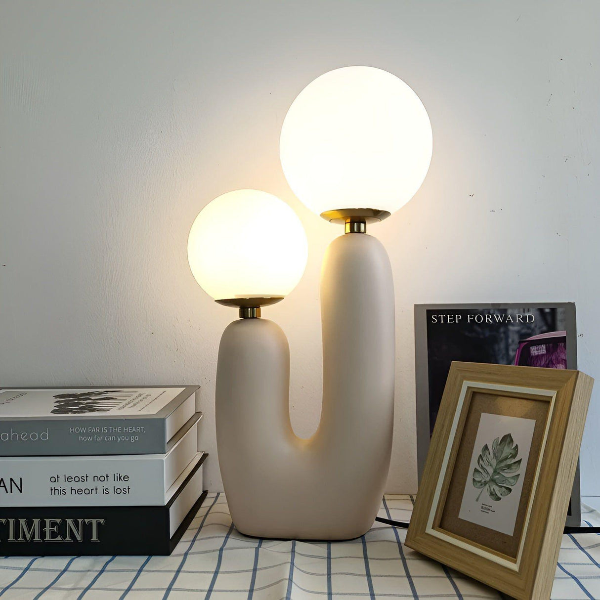 TwinGlow - Kreativ nordisk bordslampa med dubbla frostat glasbollar Carvallo