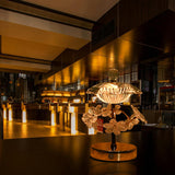 Elegant LED-bordslampa i kristall – blommönster med rund metallfot MILA Sverige