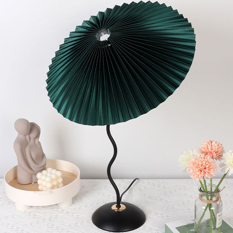 Nordic Folded Linen Bordslampa – Elegant böjd järndesign MILA Sverige