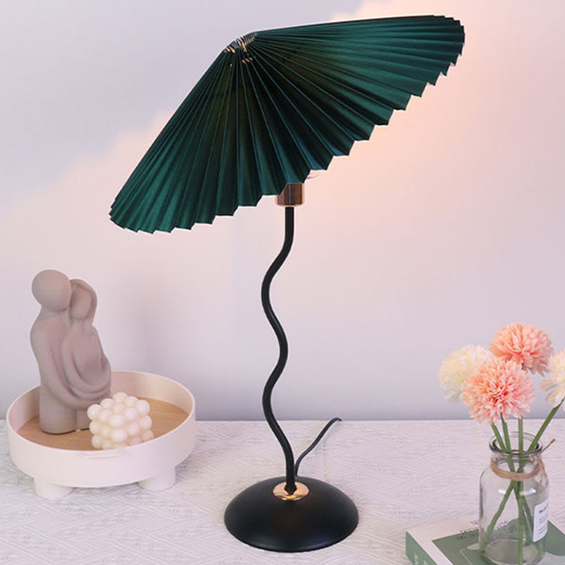 Nordic Folded Linen Bordslampa – Elegant böjd järndesign MILA Sverige