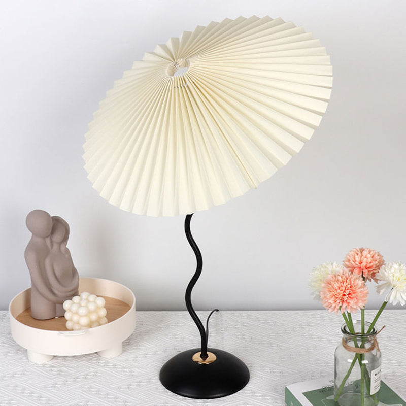 Nordic Folded Linen Bordslampa – Elegant böjd järndesign MILA Sverige