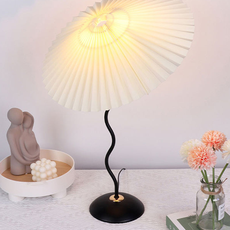 Nordic Folded Linen Bordslampa – Elegant böjd järndesign MILA Sverige