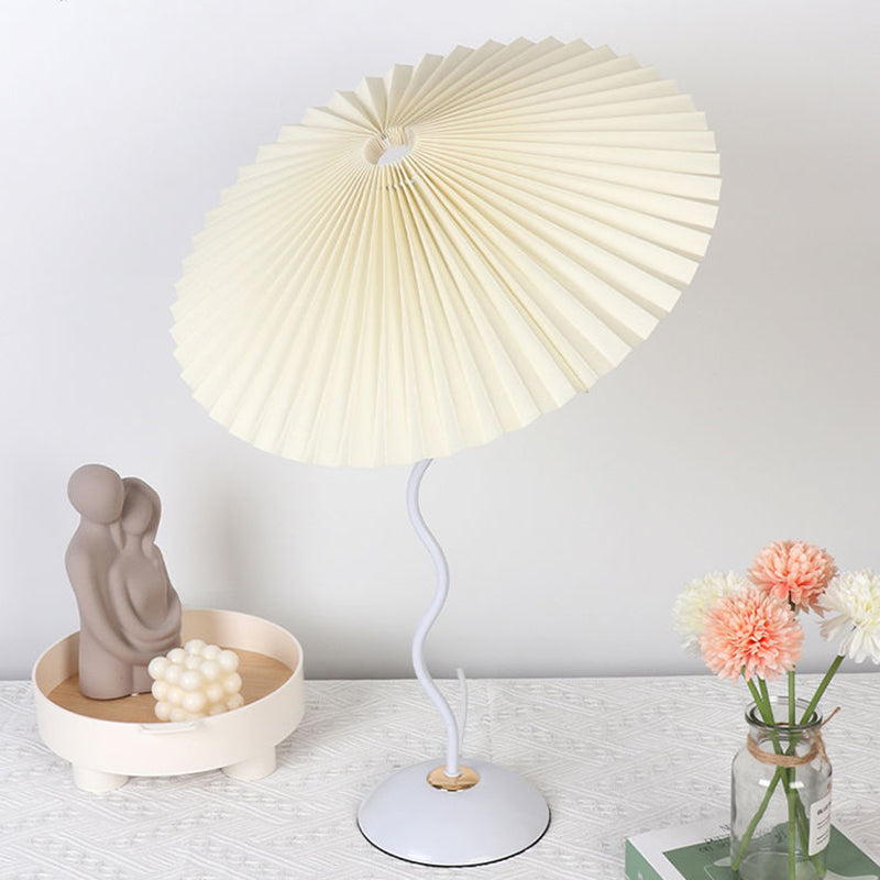 Nordic Folded Linen Bordslampa – Elegant böjd järndesign MILA Sverige