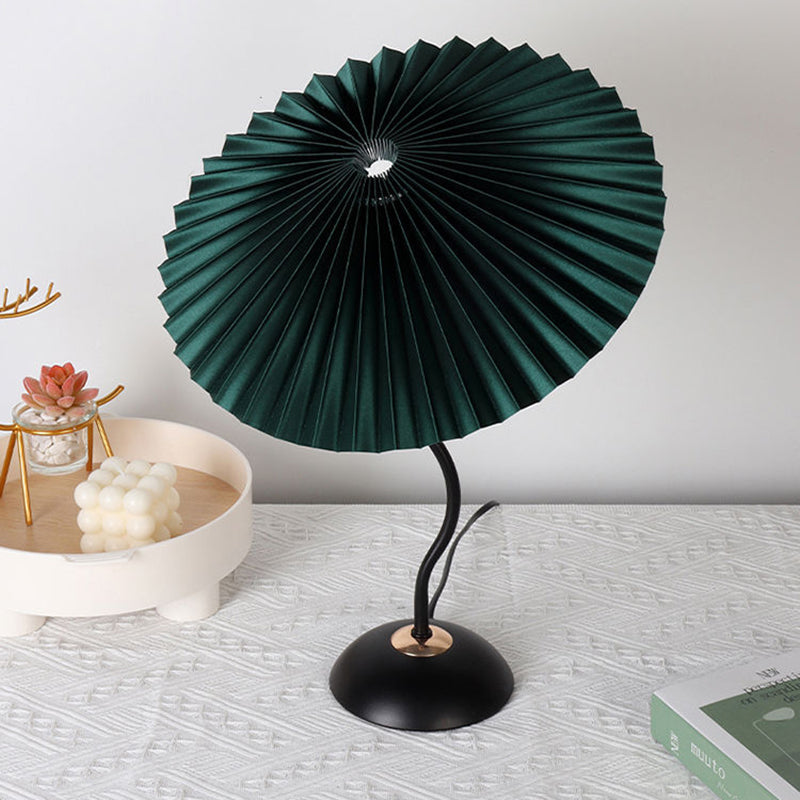 Nordic Folded Linen Bordslampa – Elegant böjd järndesign MILA Sverige