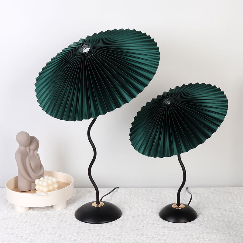 Nordic Folded Linen Bordslampa – Elegant böjd järndesign MILA Sverige