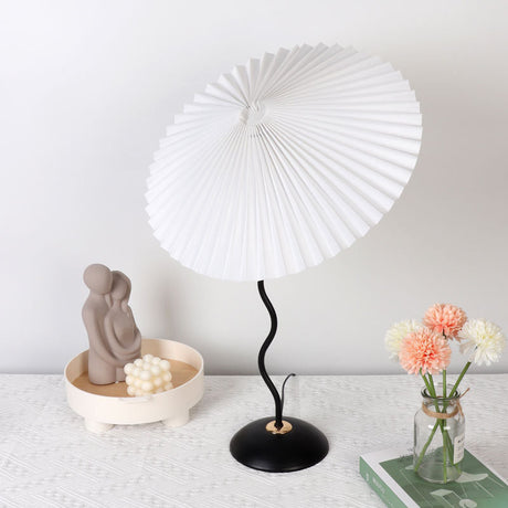 Nordic Folded Linen Bordslampa – Elegant böjd järndesign MILA Sverige