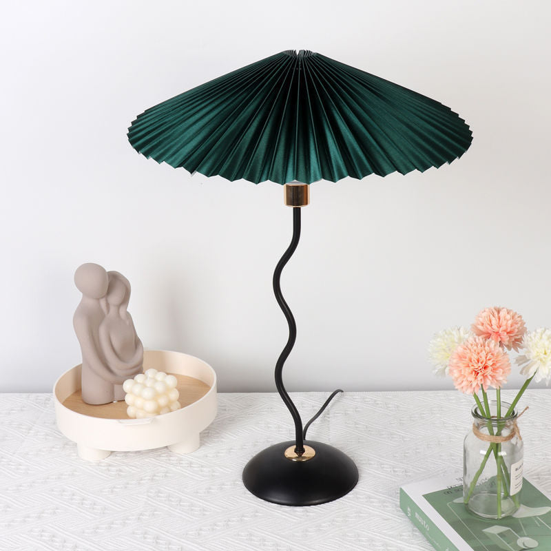 Nordic Folded Linen Bordslampa – Elegant böjd järndesign MILA Sverige