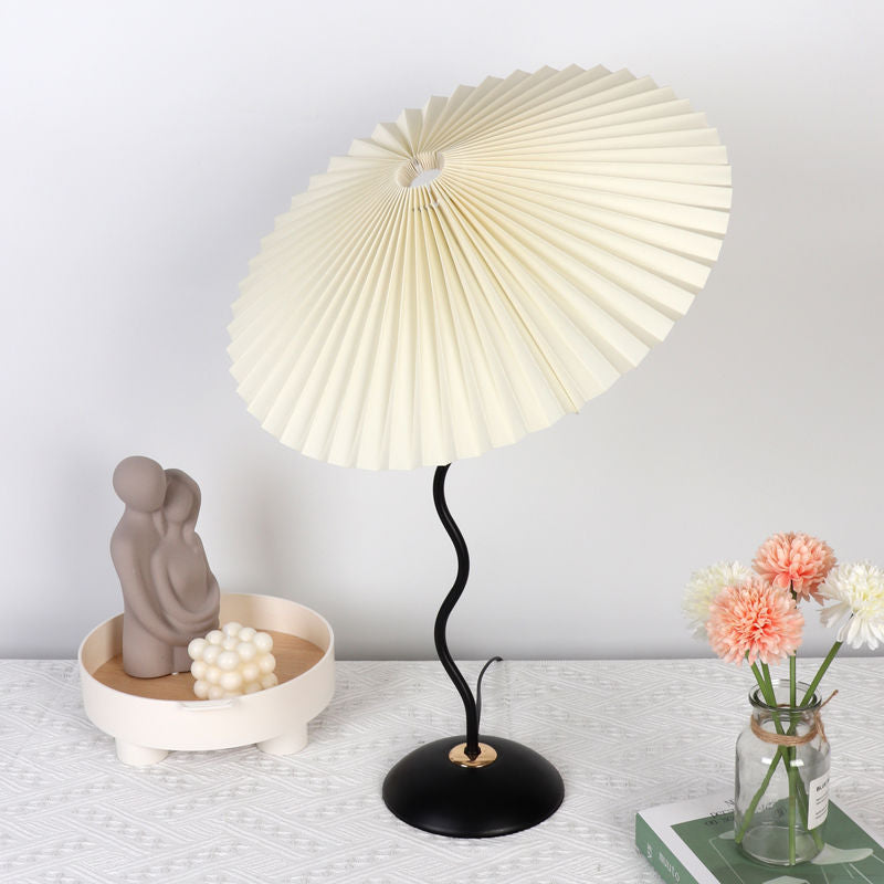 Nordic Folded Linen Bordslampa – Elegant böjd järndesign MILA Sverige
