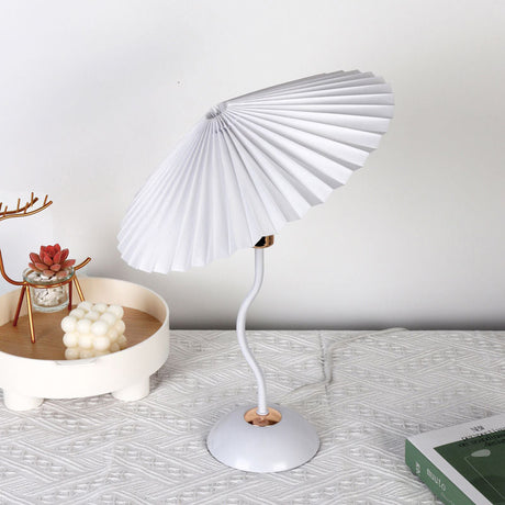 Nordic Folded Linen Bordslampa – Elegant böjd järndesign MILA Sverige