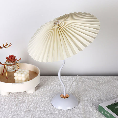 Nordic Folded Linen Bordslampa – Elegant böjd järndesign MILA Sverige
