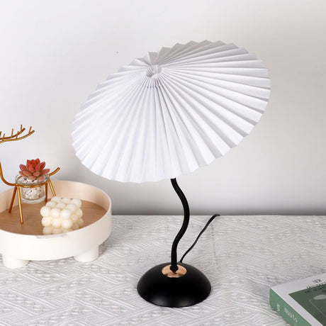 Nordic Folded Linen Bordslampa – Elegant böjd järndesign MILA Sverige